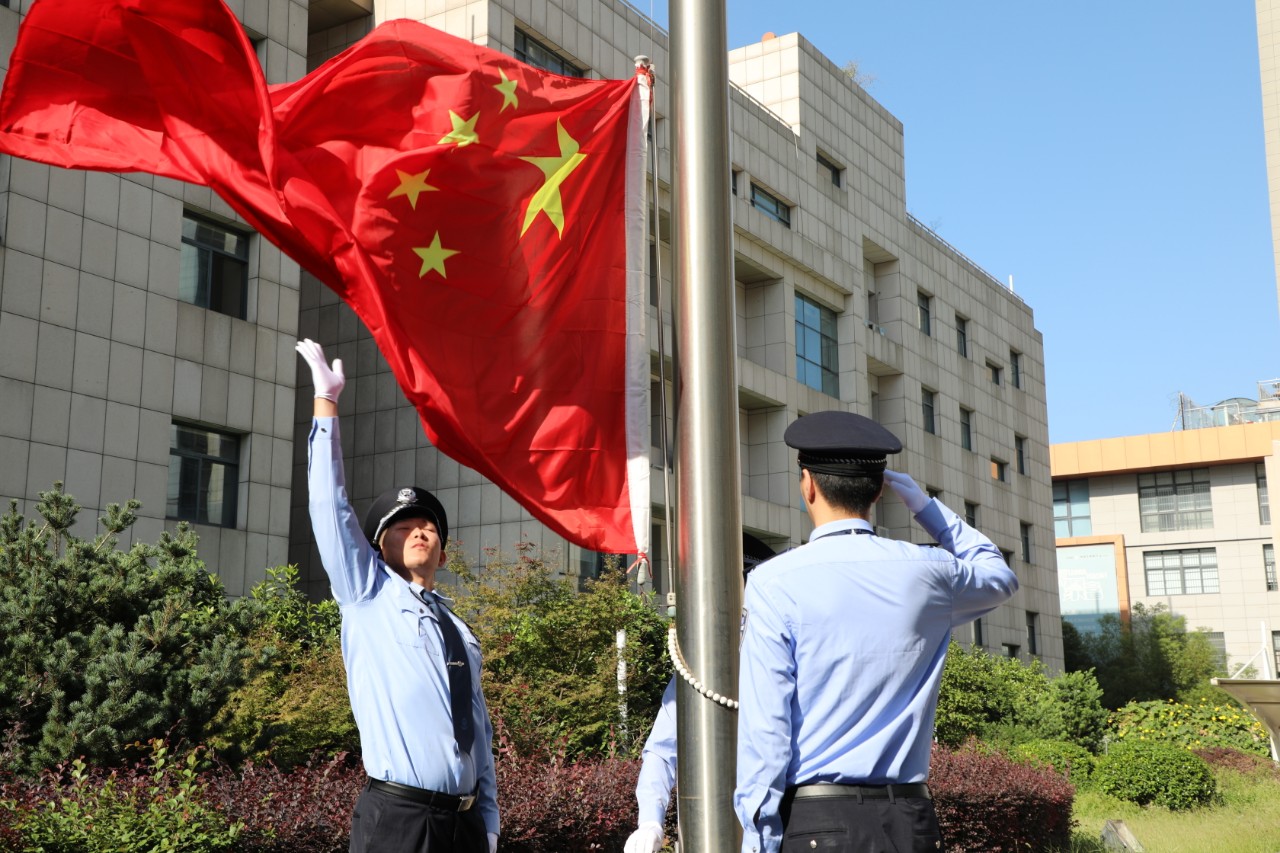 当"公安蓝"遇见"国庆红"