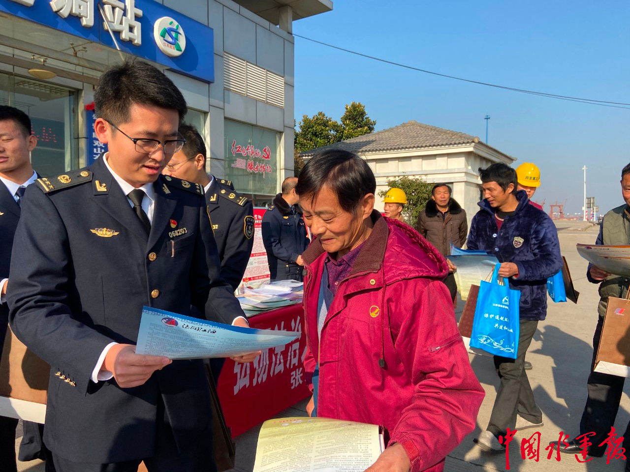 与法同行张家港海事开展法制宣传活动