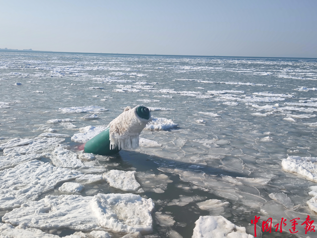 海上冰情近日,受寒潮影响,烟台航标处辖区出现大范围降雪和海水结冰