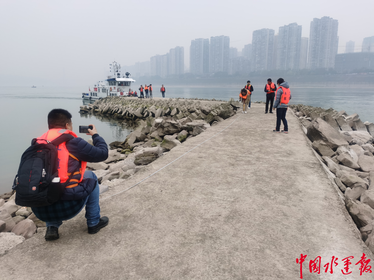 长江重庆航道局全力护航跨年焰火表演 - 企业 - 中工网