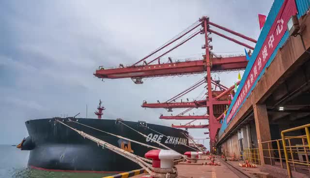 矿石湛江轮靠泊湛江港华南首个40万吨散货码头重载调试成功