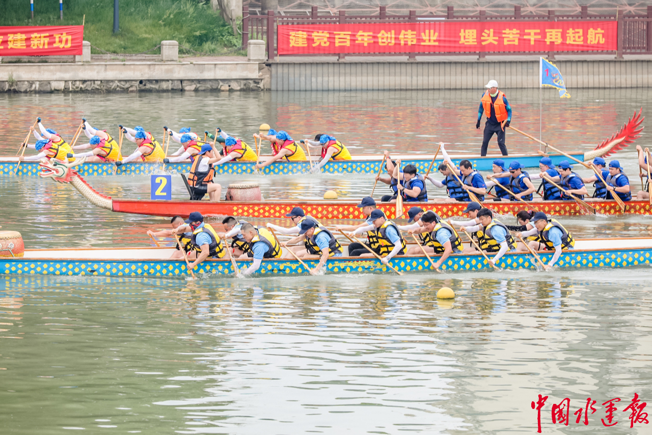南京市交通综合执法局五支队护航龙舟赛事
