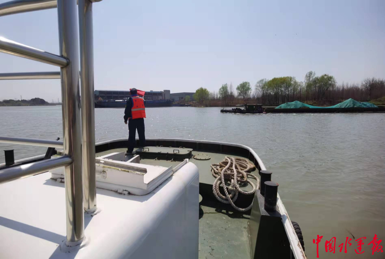 长兴县交通运输综合行政执法队护送湖州市第一艘新能源内河运输船舶"