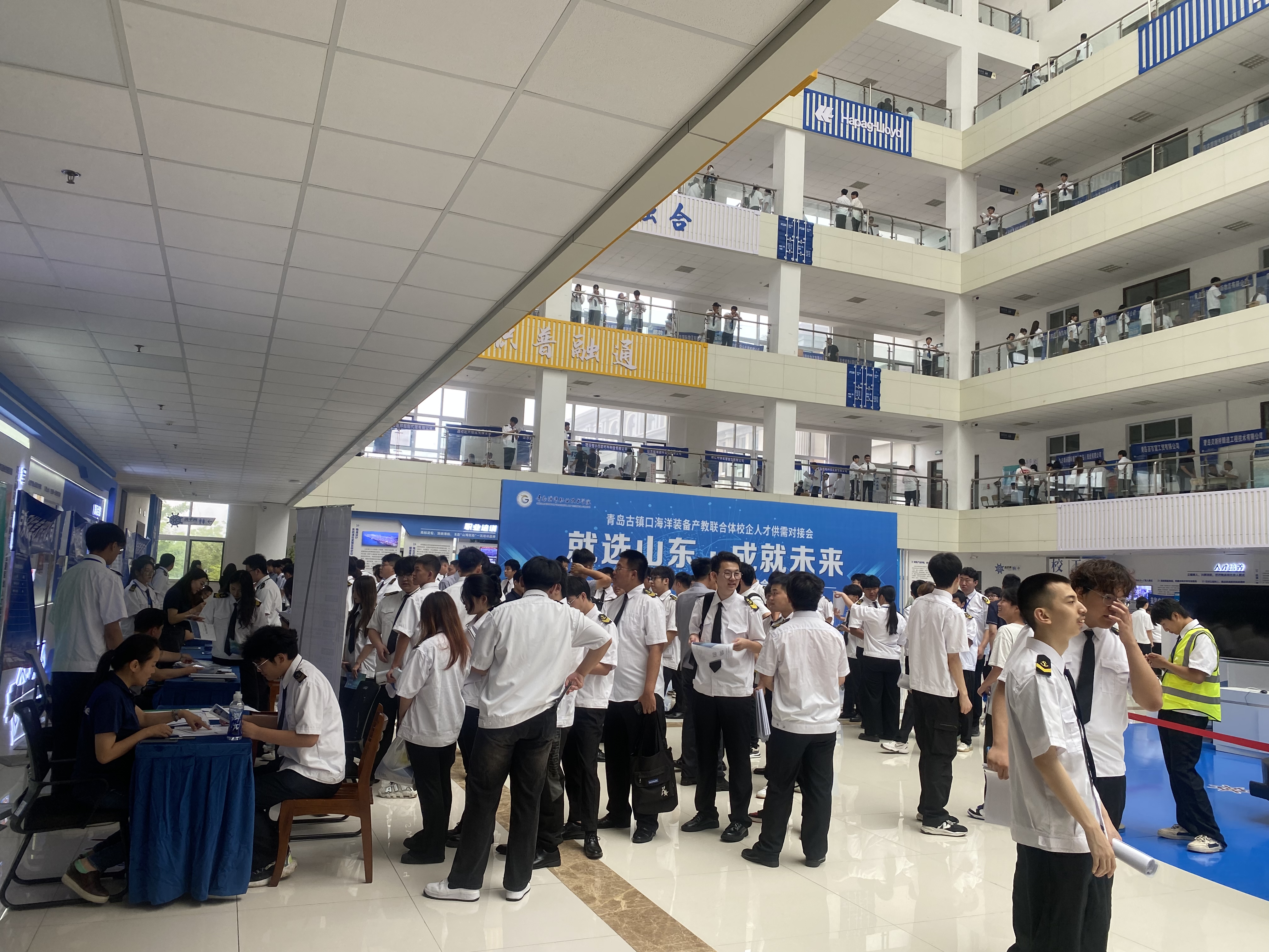 4个岗位抢1人青岛港湾职业技术学院人才供需对接会火爆进行
