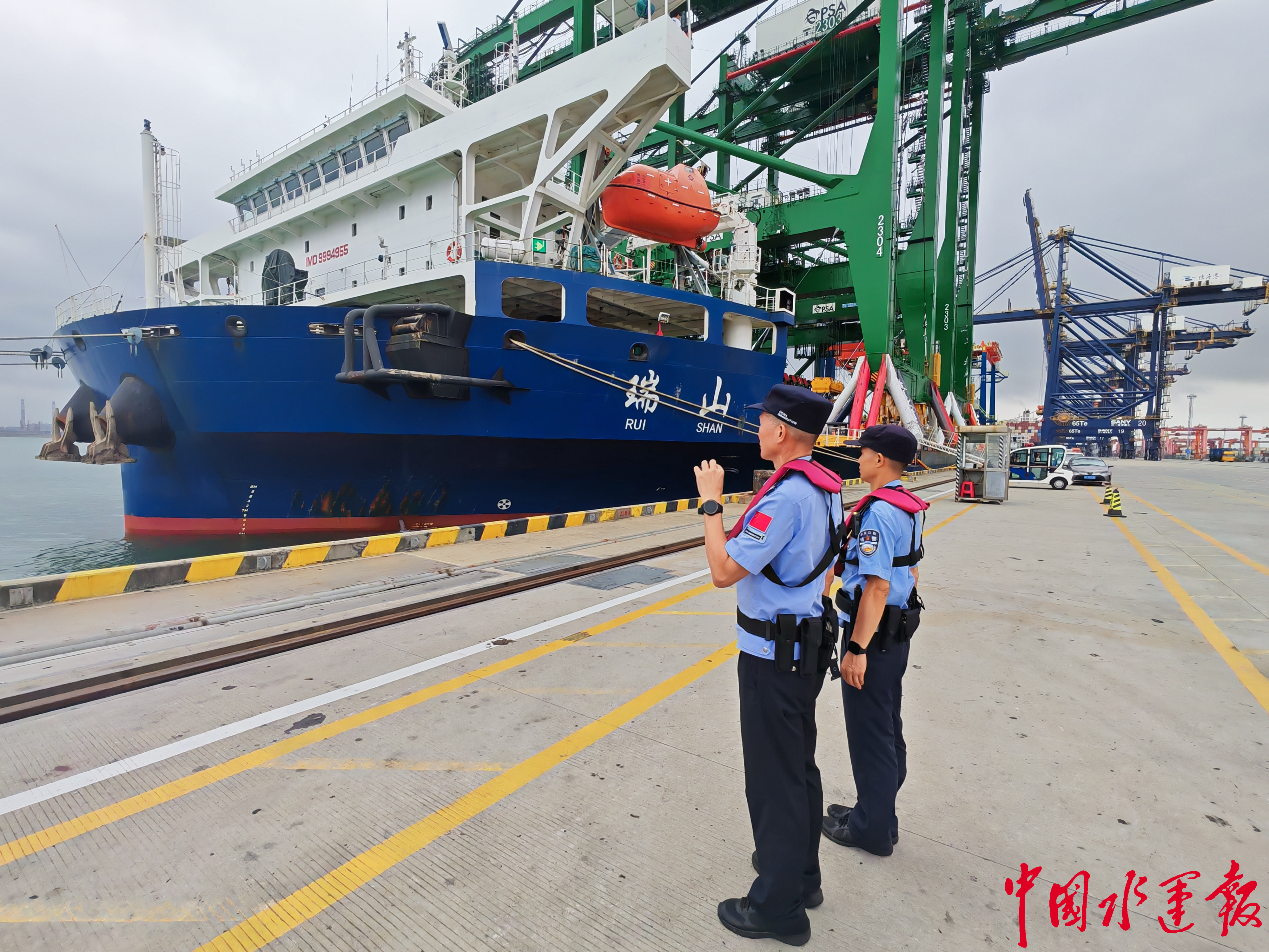 高栏边检护航中国制造满舱再出海