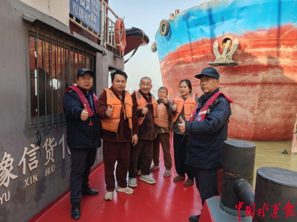 岳阳城陵矶海事处：弯腰躬身齐排隐患竖指点赞共筑安全(图2)