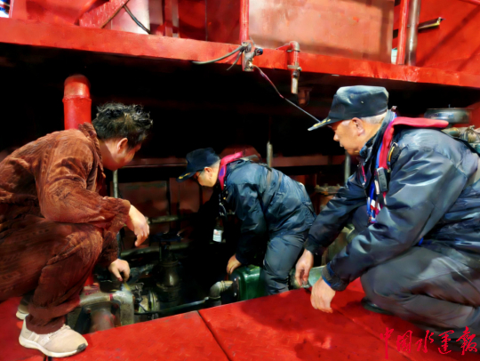 岳阳城陵矶海事处：弯腰躬身齐排隐患竖指点赞共筑安全(图1)