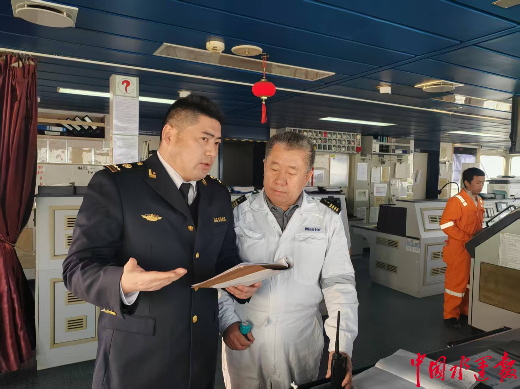 镇江海事局春节假期首日保障西芒杜内河首船大隋轮安全靠泊(图1)