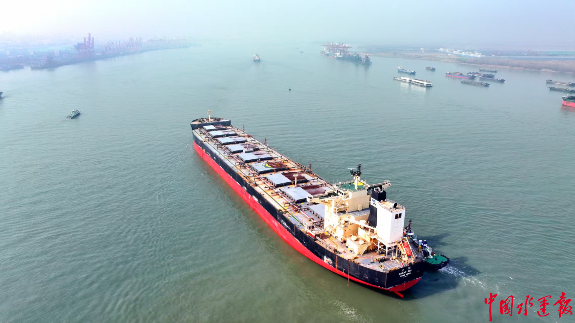 镇江海事局春节假期首日保障西芒杜内河首船大隋轮安全靠泊(图2)