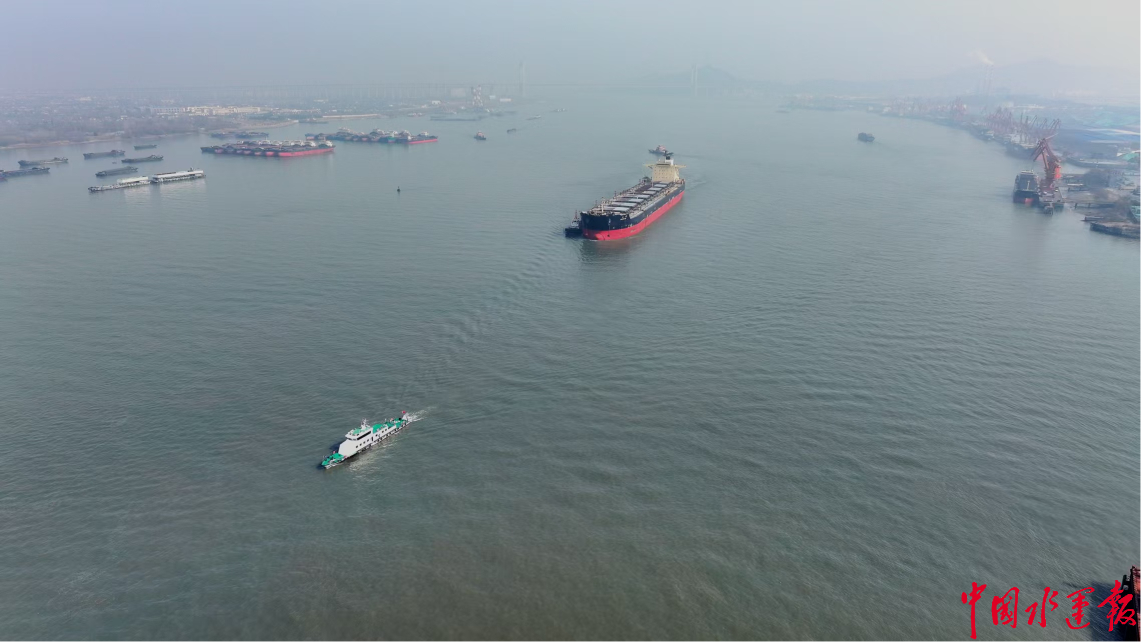 镇江海事局春节假期首日保障西芒杜内河首船大隋轮安全靠泊(图3)