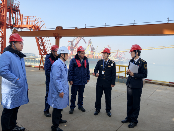 春节假期首日连云港海事局全力应对辖区寒潮大风(图1)