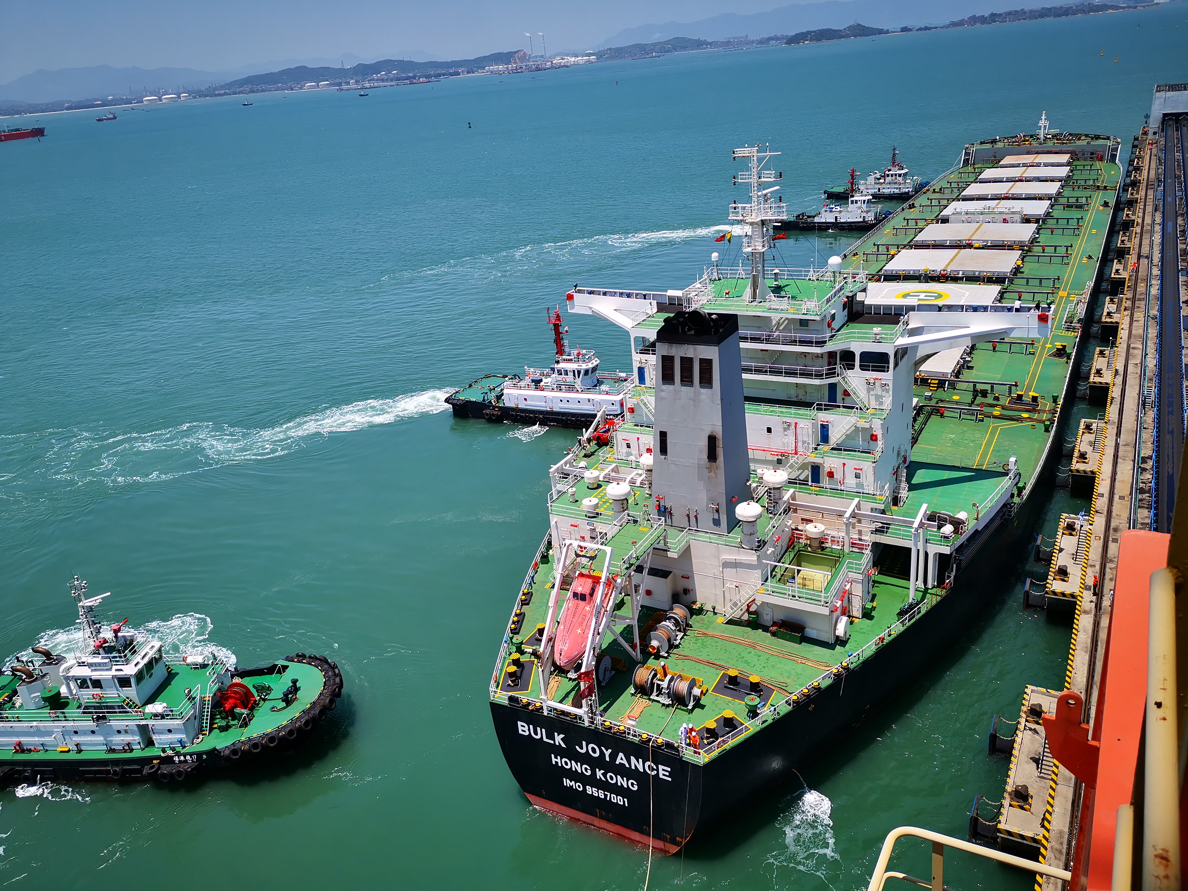 国投湄洲湾煤炭码头首靠15万吨级散货船