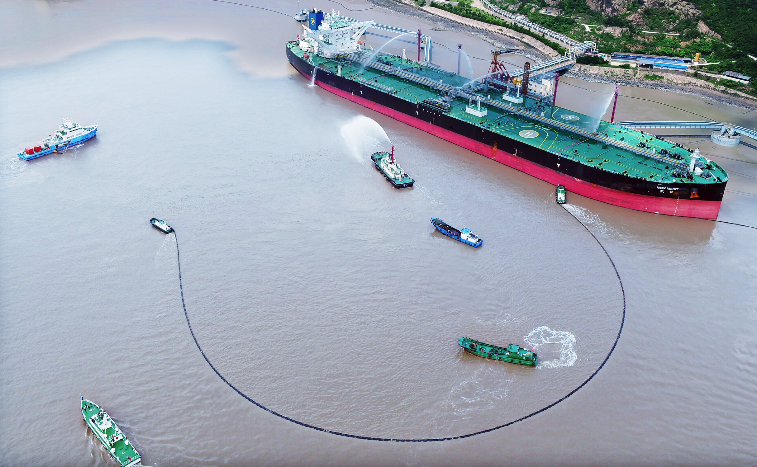 舟山老塘山港区举行溢油应急演习