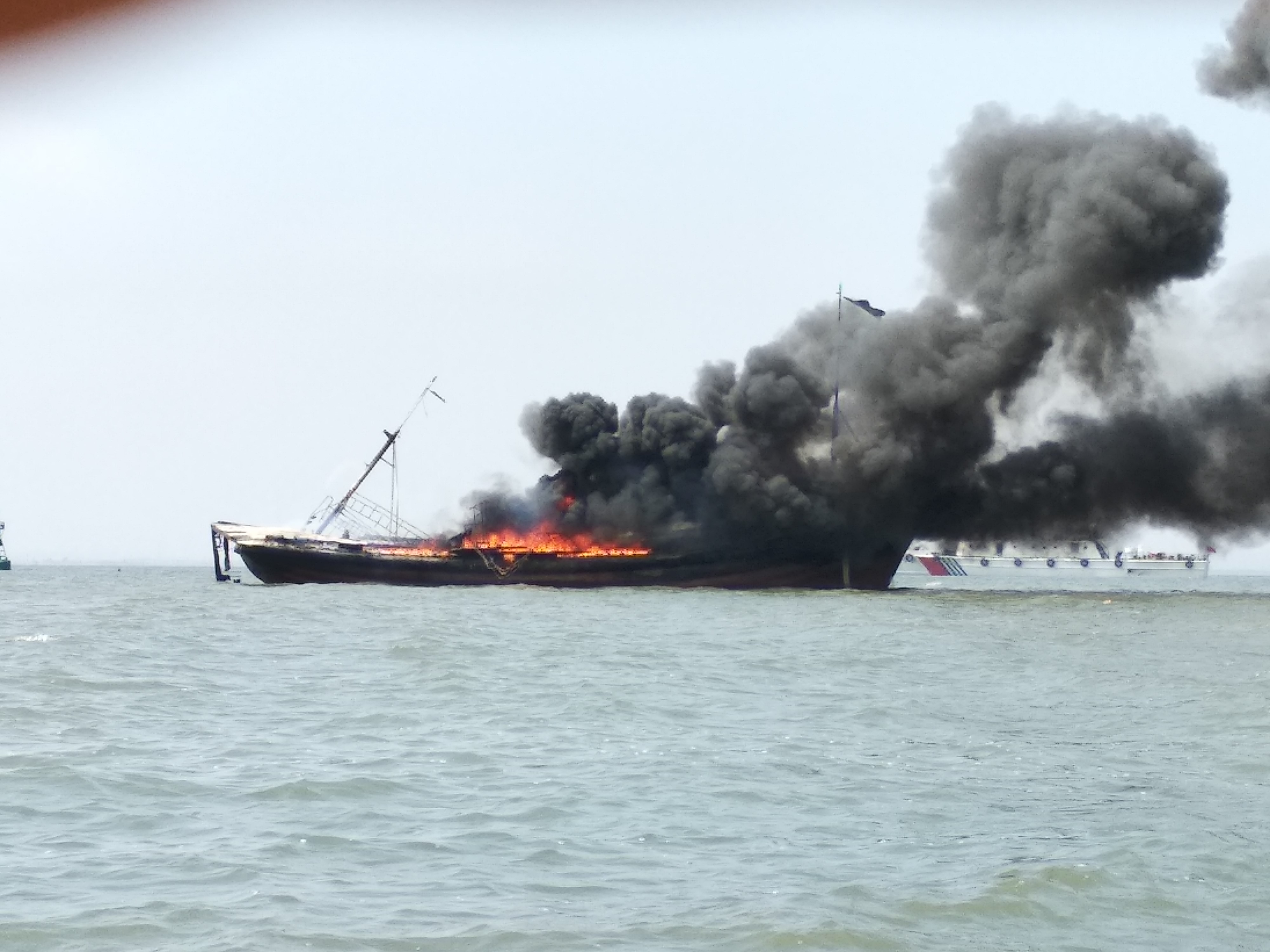 火线救援 曹妃甸海事局成功救助失火渔船