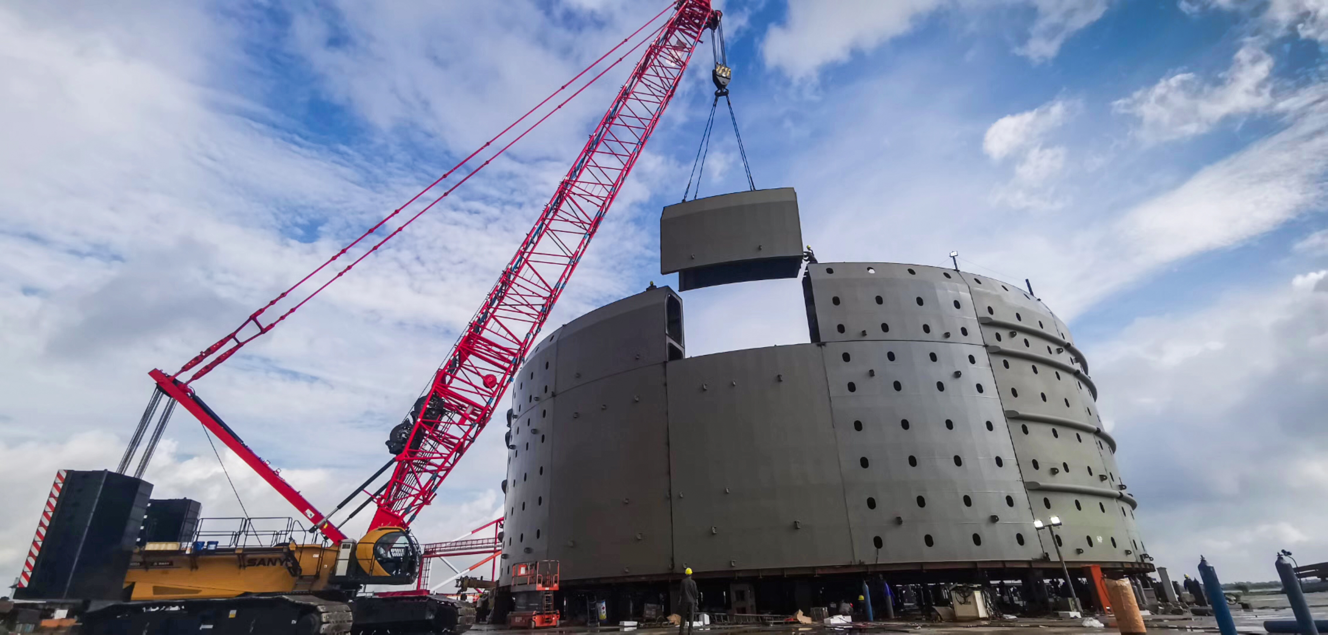 深中通道伶仃洋大桥完成首次钢吊箱下放