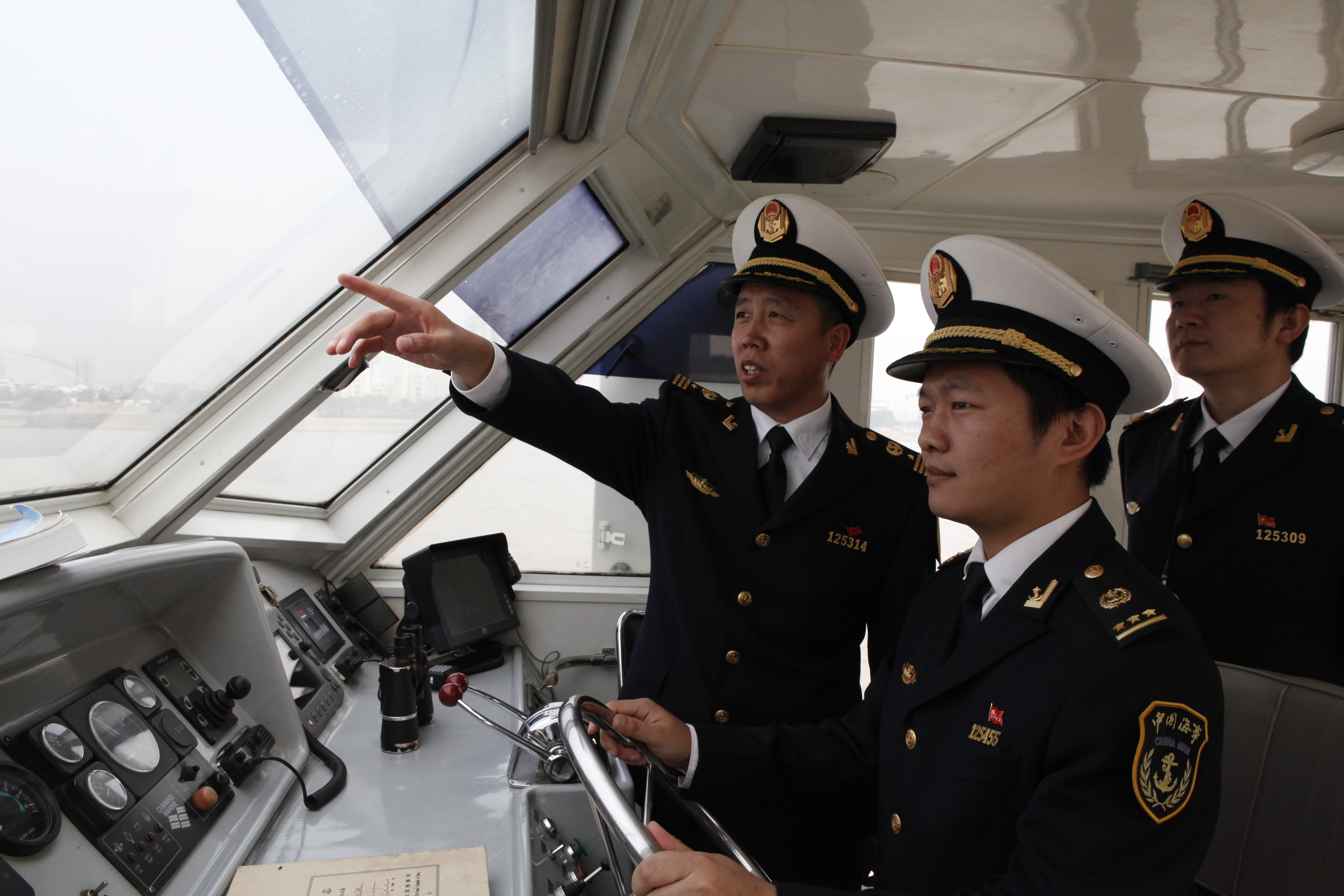 2008年,技术精湛,小有名气的远洋船长牛百龙,面临人生重大抉择