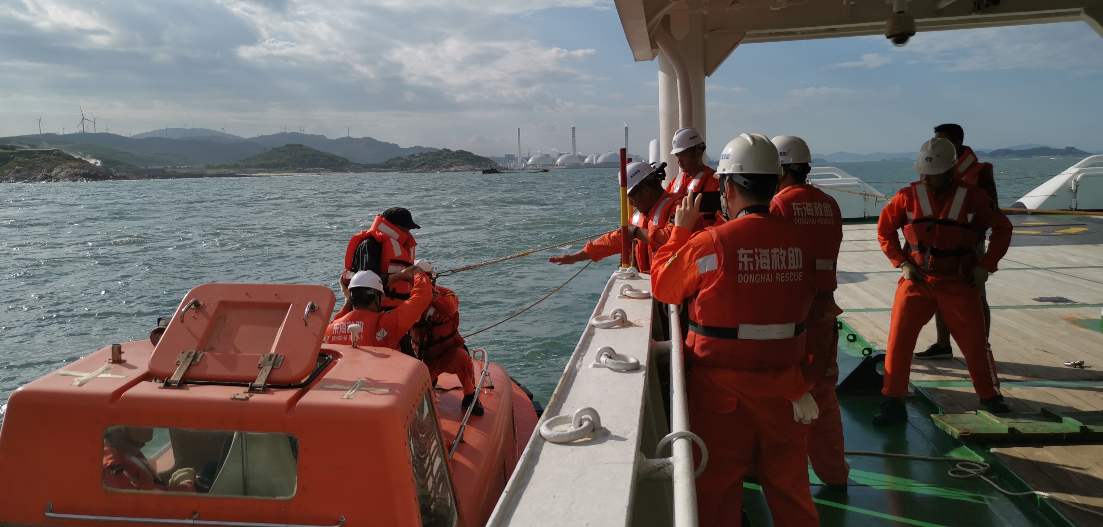 调派厦门水域待命的大马力专业救助船"东海救115"轮前往现场救援,并