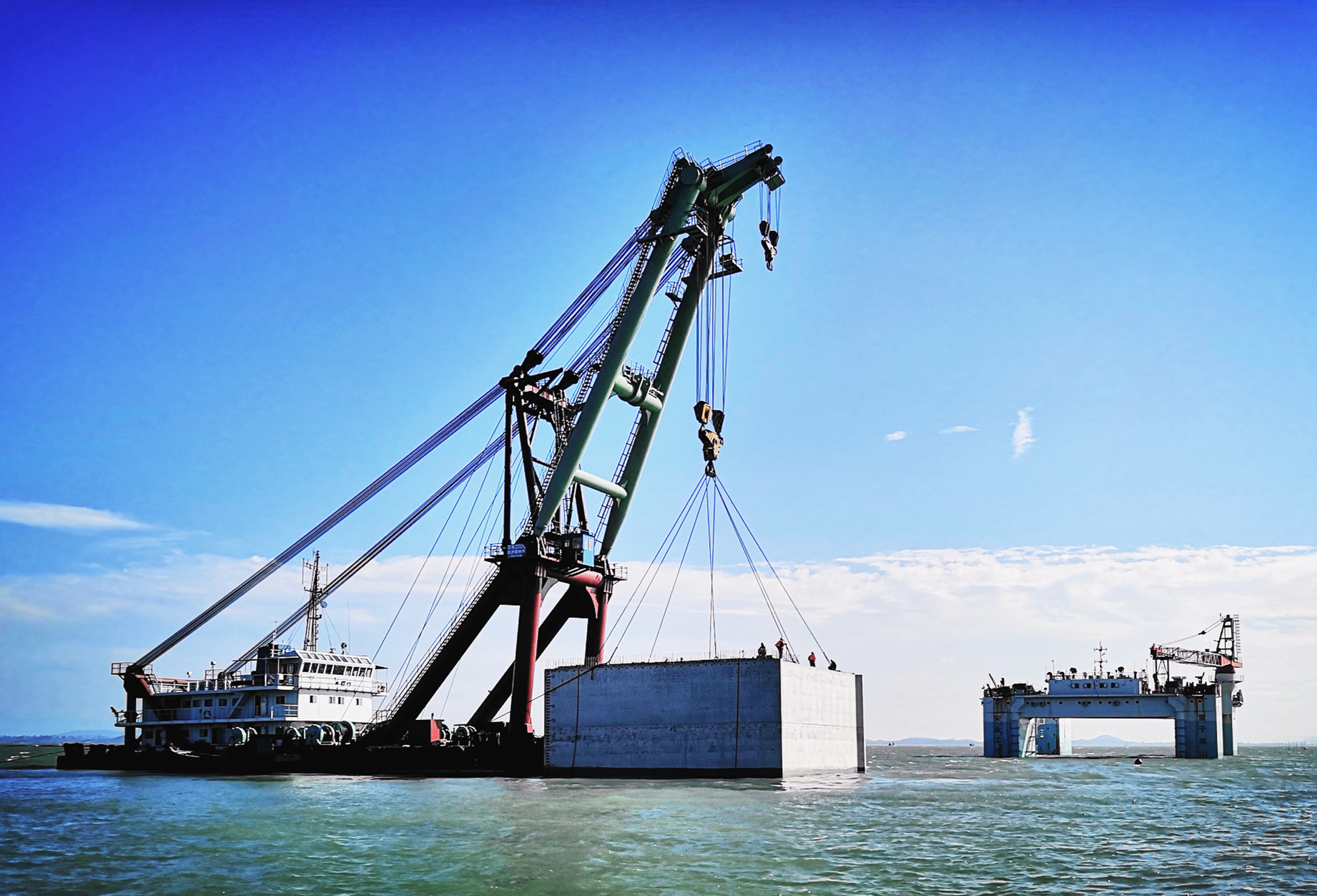 为保证沉箱安装的施工节点,中交三航局加强施工管理,保证基槽挖泥