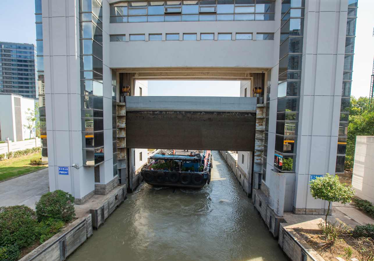 这时需要过闸调度员紧紧盯着闸门,防止船闸出现意外,确保船舶过闸安全