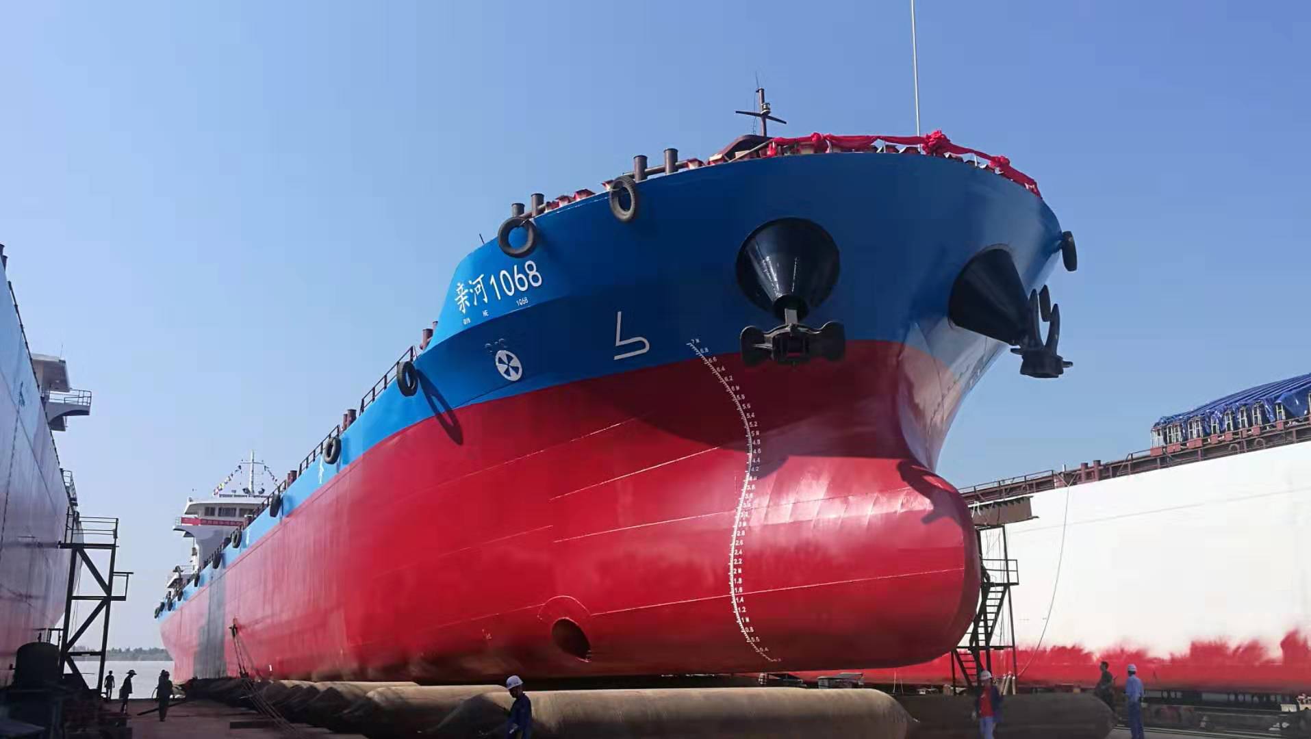 宜昌首艘万吨级货船下水