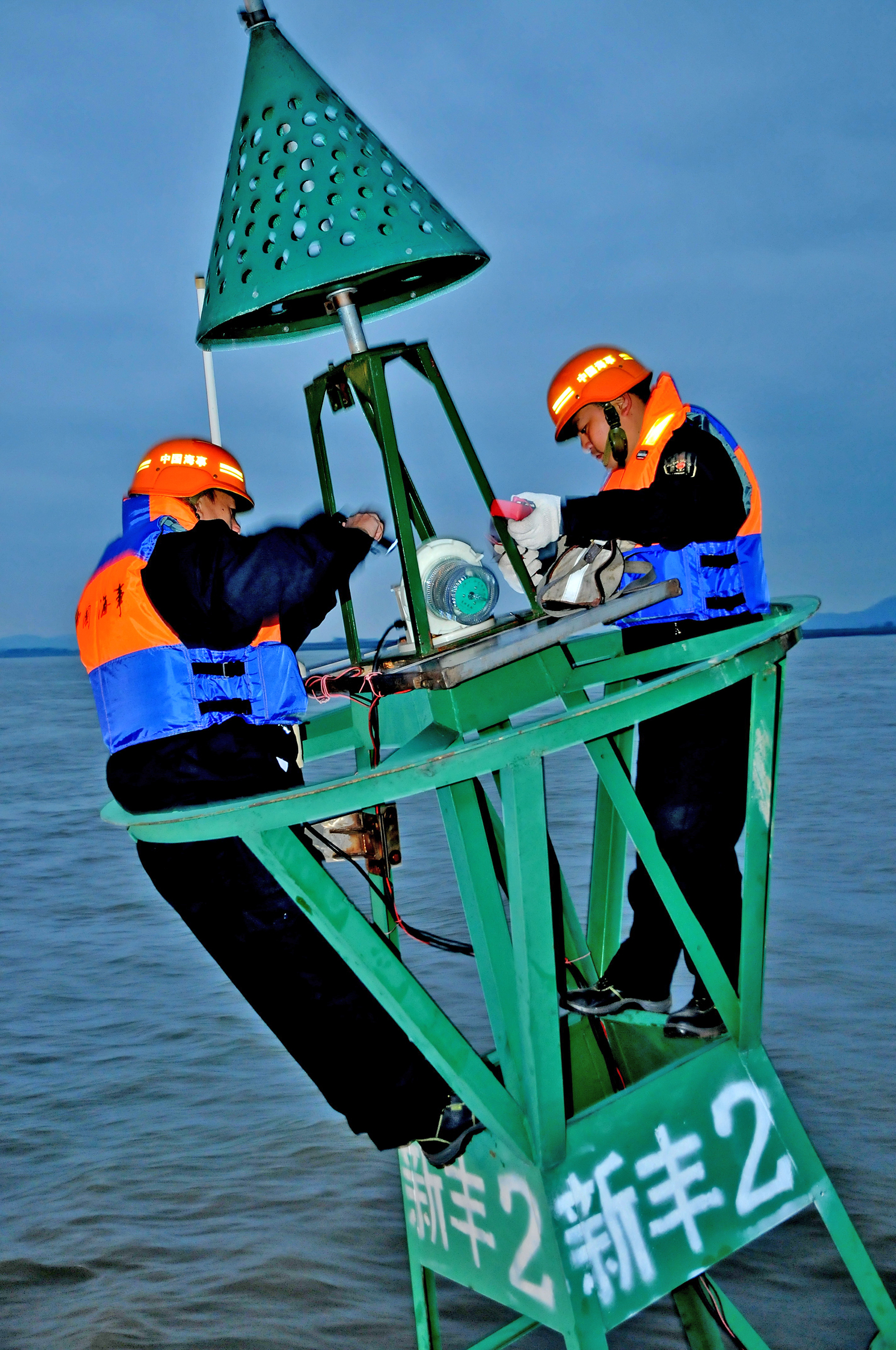 福州航标处工作人员应急抢修灯浮标 陈霖 摄.jpg