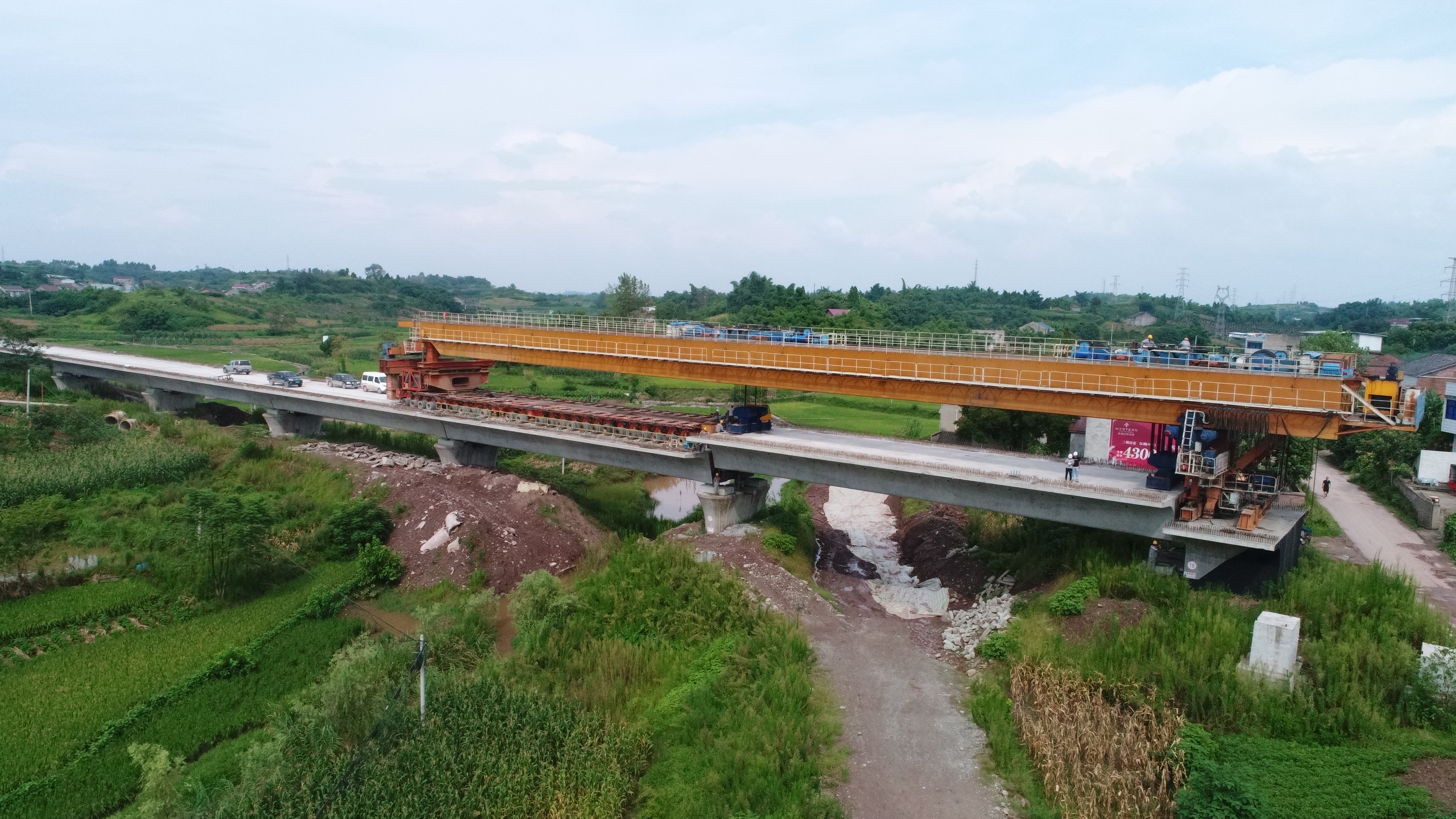 川南城际铁路内江市中制梁场首架方向架梁任务全部完成