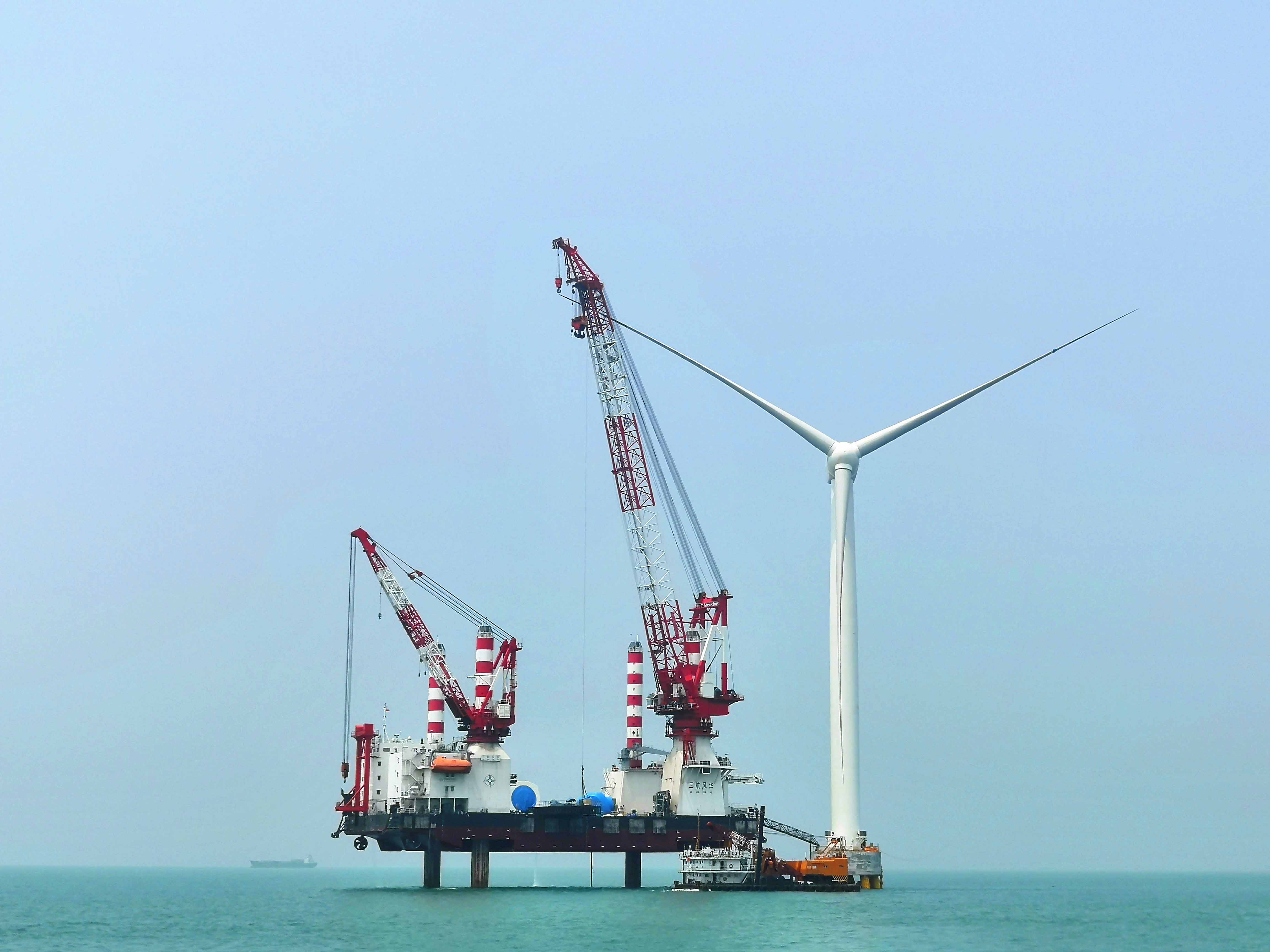 福清兴化湾海上风电场二期项目首台风机安装完成