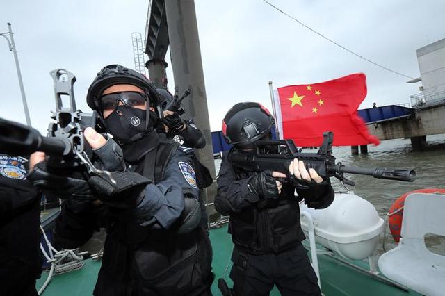 长江航运公安局上海分局特警队员快速登船出击.