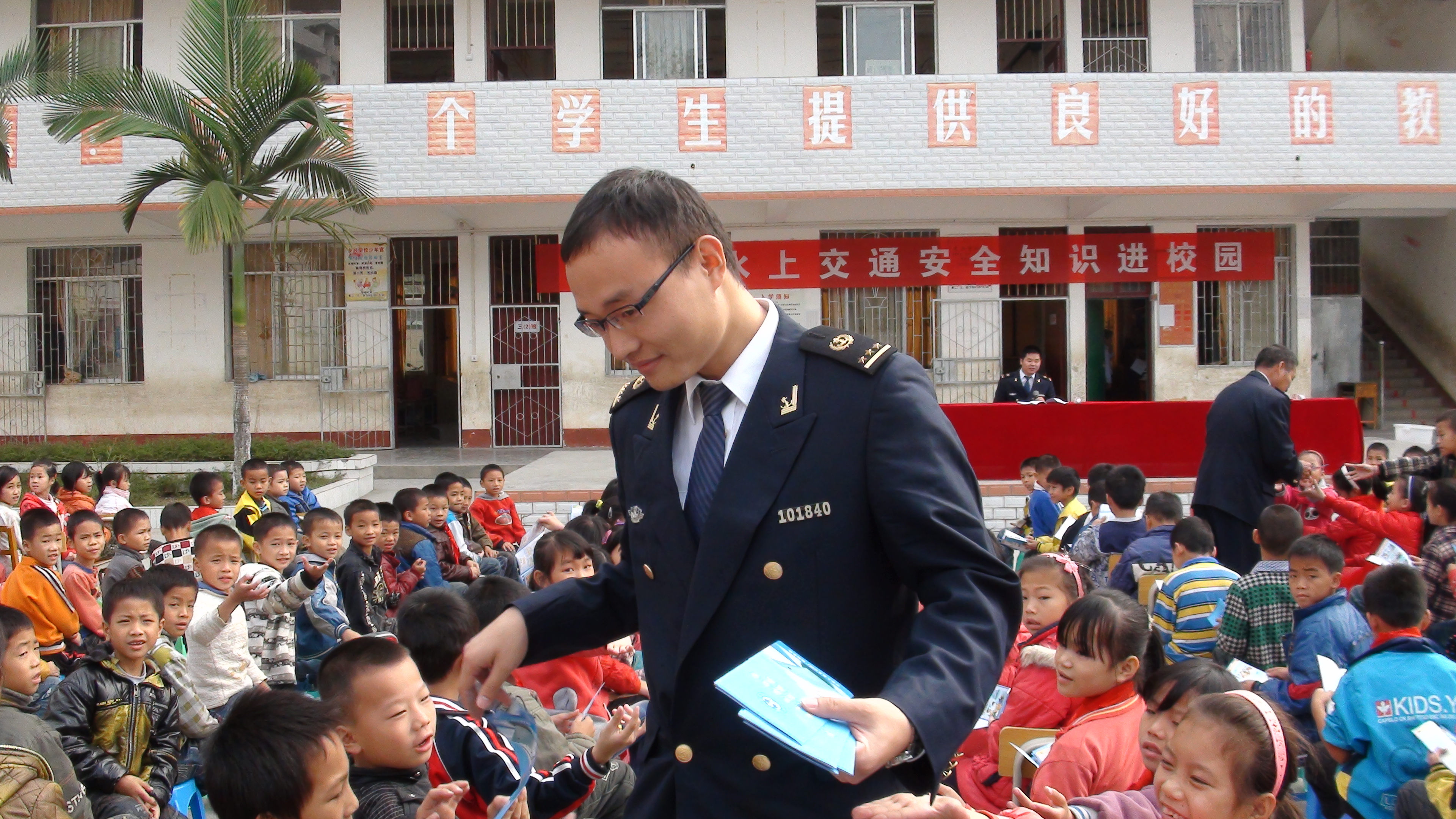 男明星无内衣，男明星造型瞬间引爆全网热议，大胆尺度引粉丝疯狂尖叫，瞬间走红登上热搜第一，独家幕后花絮曝光令人咋舌