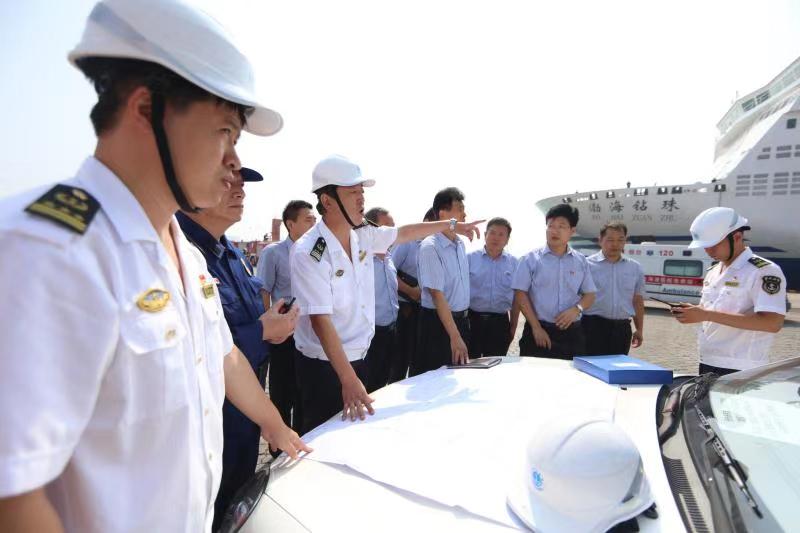 图为现场指挥部商讨拟定岸基保障方案