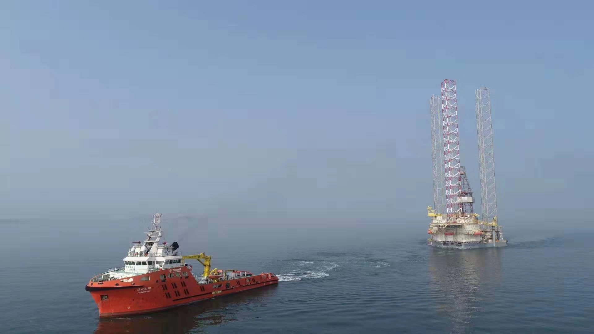 烟台:海事部门全力保障两艘钻井平台"远航"