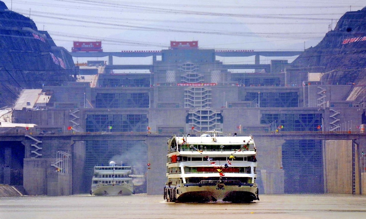 2002年11月6日,三峡大坝导流明渠截流合龙.