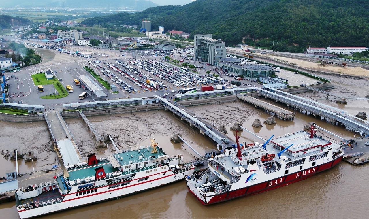当晚10点半,随着最后一艘客滚船"通达1"安全抵达岱山秀山客运码头