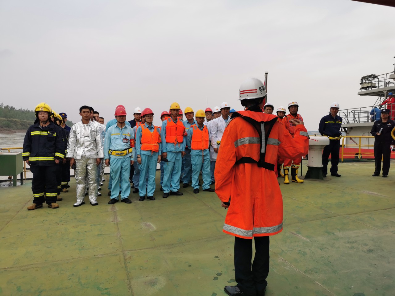 长航公安武汉分局开展危化品船舶消防联合演习