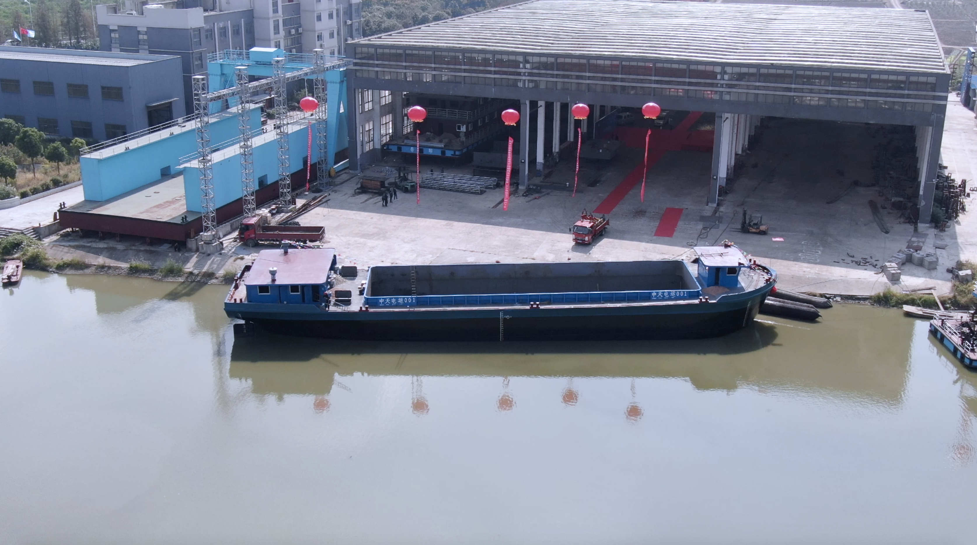 京杭运河首艘千吨级"双电"驱动运输船下水