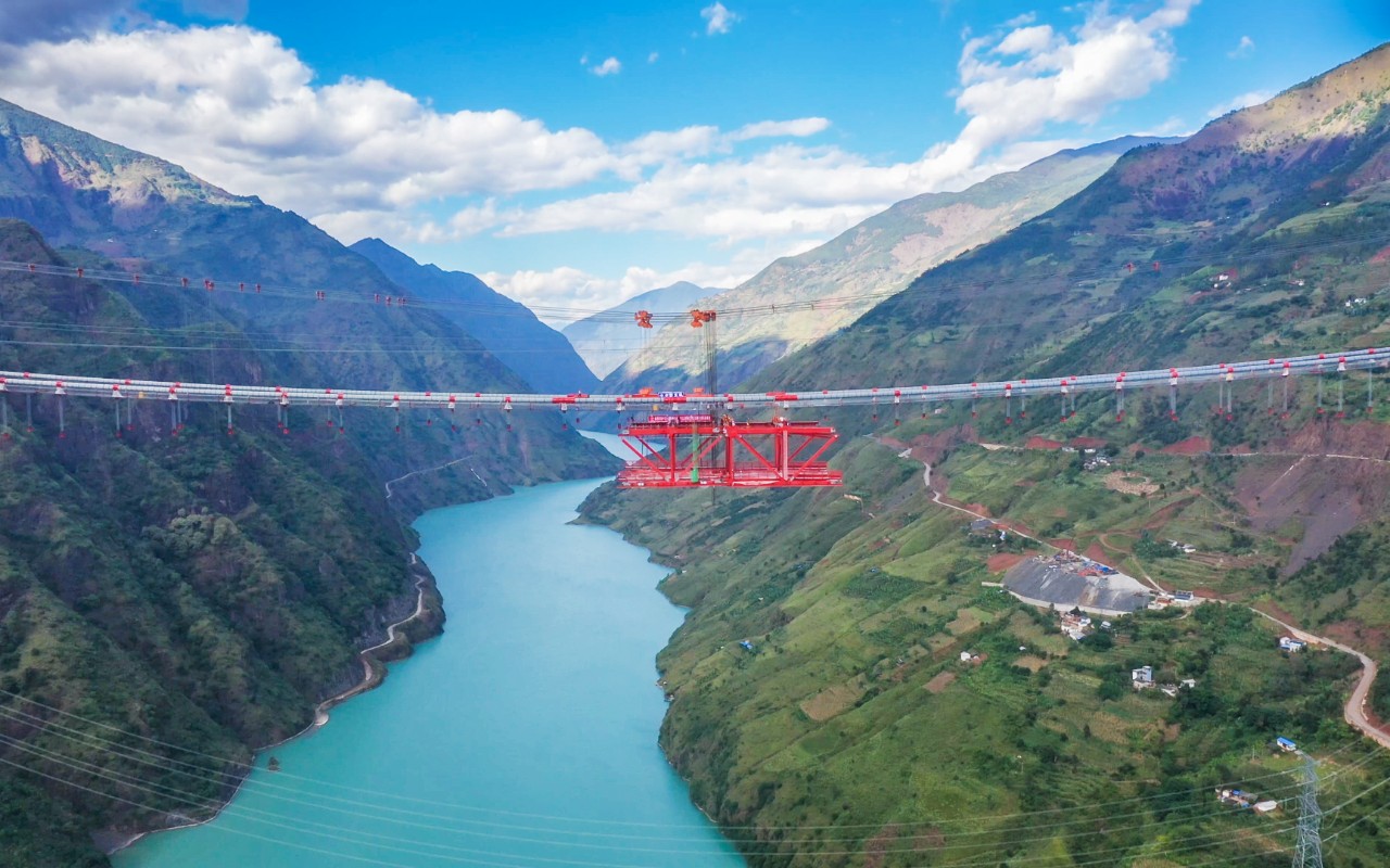 世界最大跨度山区悬索桥金安金沙江大桥首榀钢桁梁成功吊装