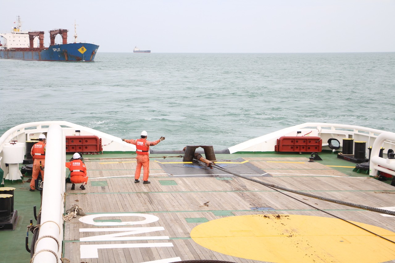 东海救"118轮"拖带船舶③