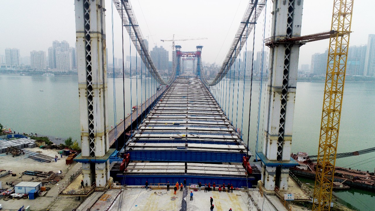 这是世界第四座三塔悬索桥,随后大桥将进入加劲梁