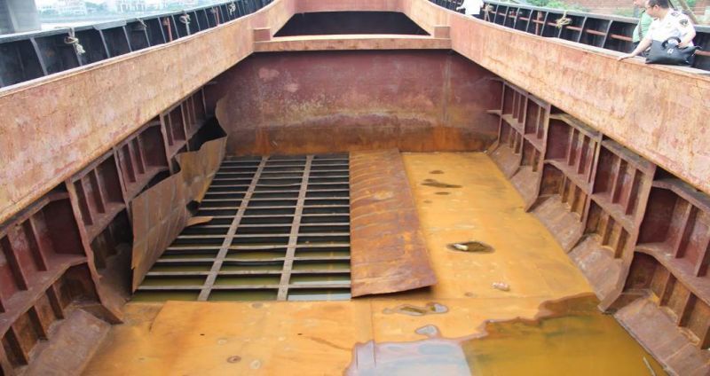 海事调查显示,该轮后舱垫舱板破损,最后一个航次所载运的散装货物硫酸