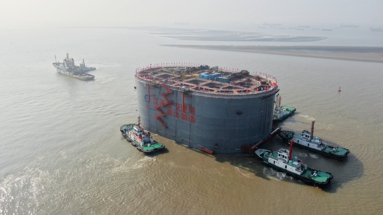 常泰长江大桥主航道桥主塔首节钢沉井成功就位