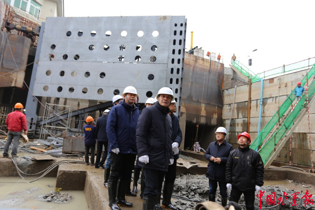 江苏省交通运输厅港航事业发展中心主任薛扬检查谏壁船闸二号闸大修