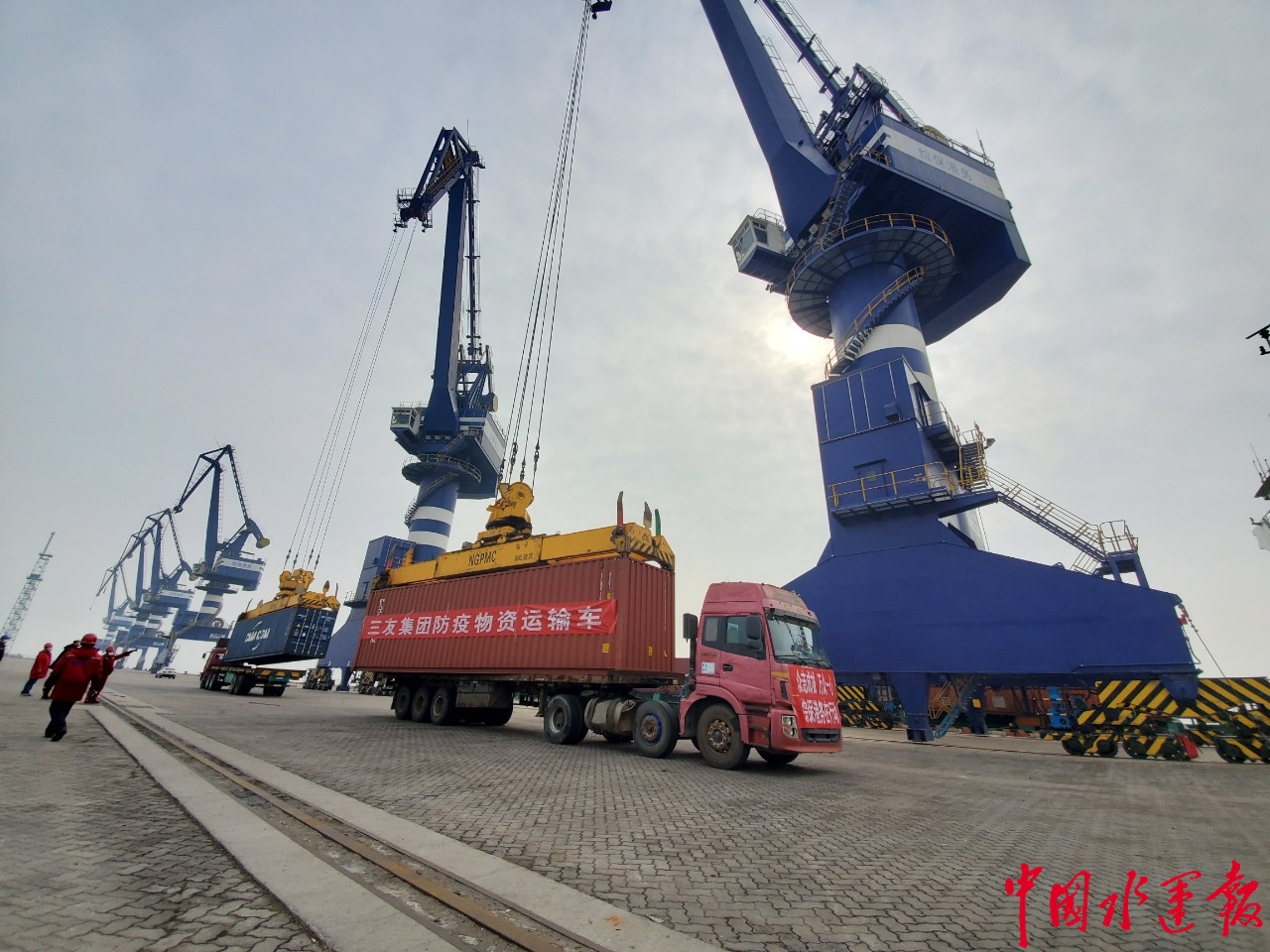 图四:在曹妃甸综合保税区码头,防疫物资正在卸货装车发送.jpg