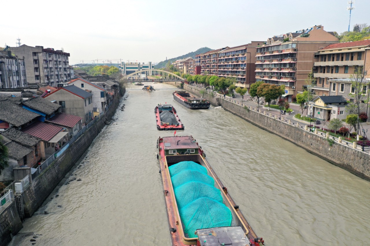 浙江湖州航道又现车水马龙