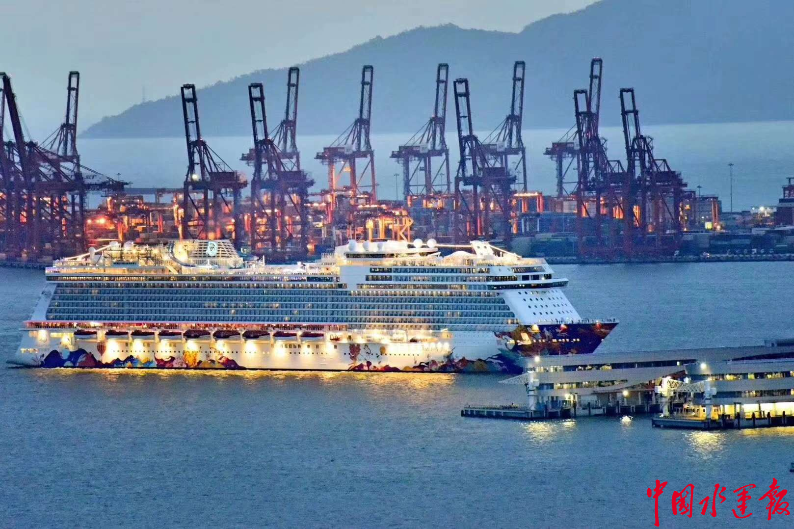 "世界梦"号邮轮靠泊.jpg