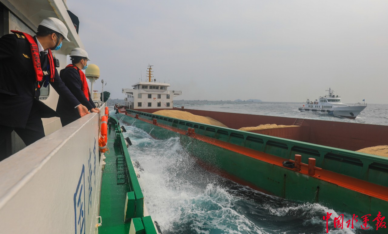 ""海巡0743""浙港航巡1108"在浪岗山北侧水域对内河船队进行集中拦截