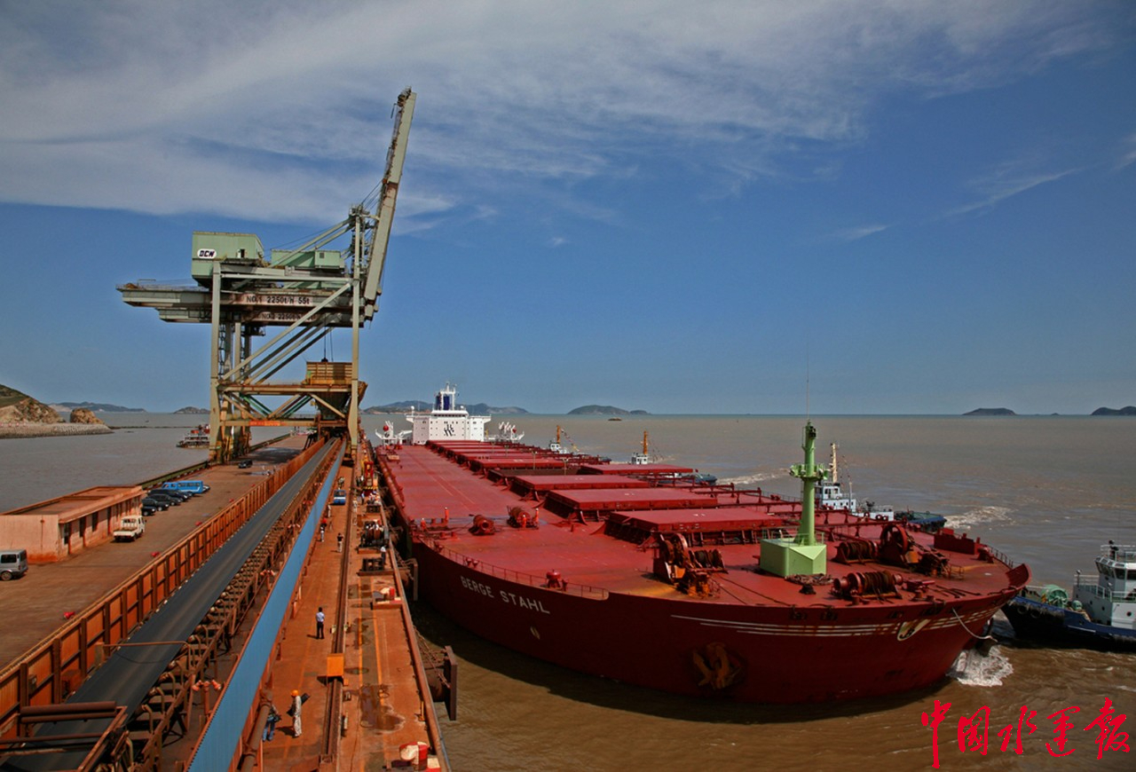 cjhyyj已用马迹山矿砂码头靠泊38万吨巨轮—任齐俊摄.jpg
