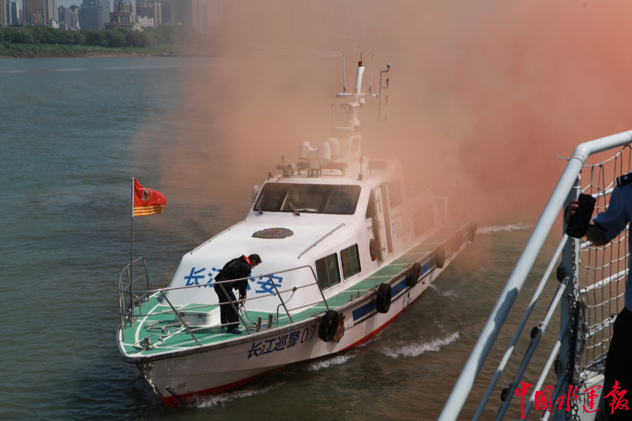 长航公安局武汉分局举行"防灾减灾日"水上灭火疏散演习