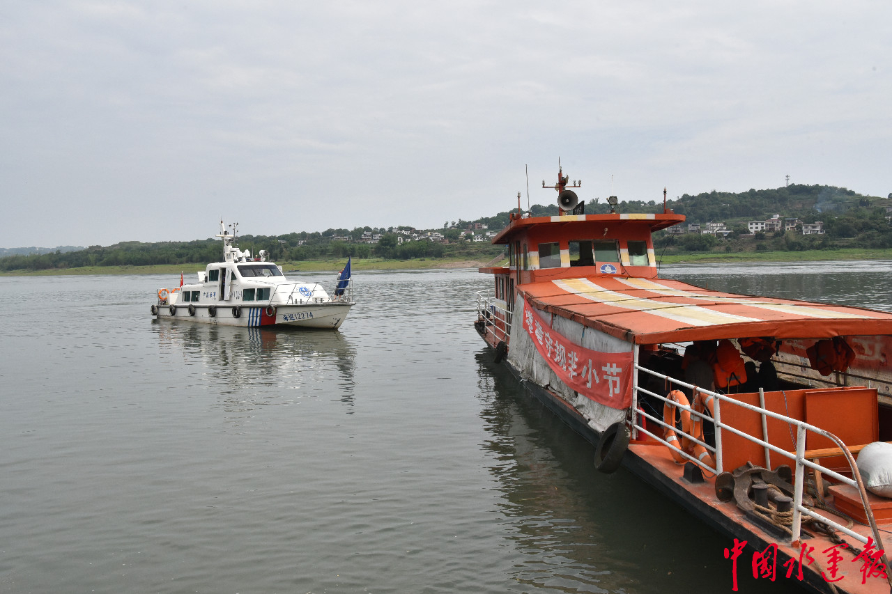 泸州海事积极维护两会期间学生渡安全