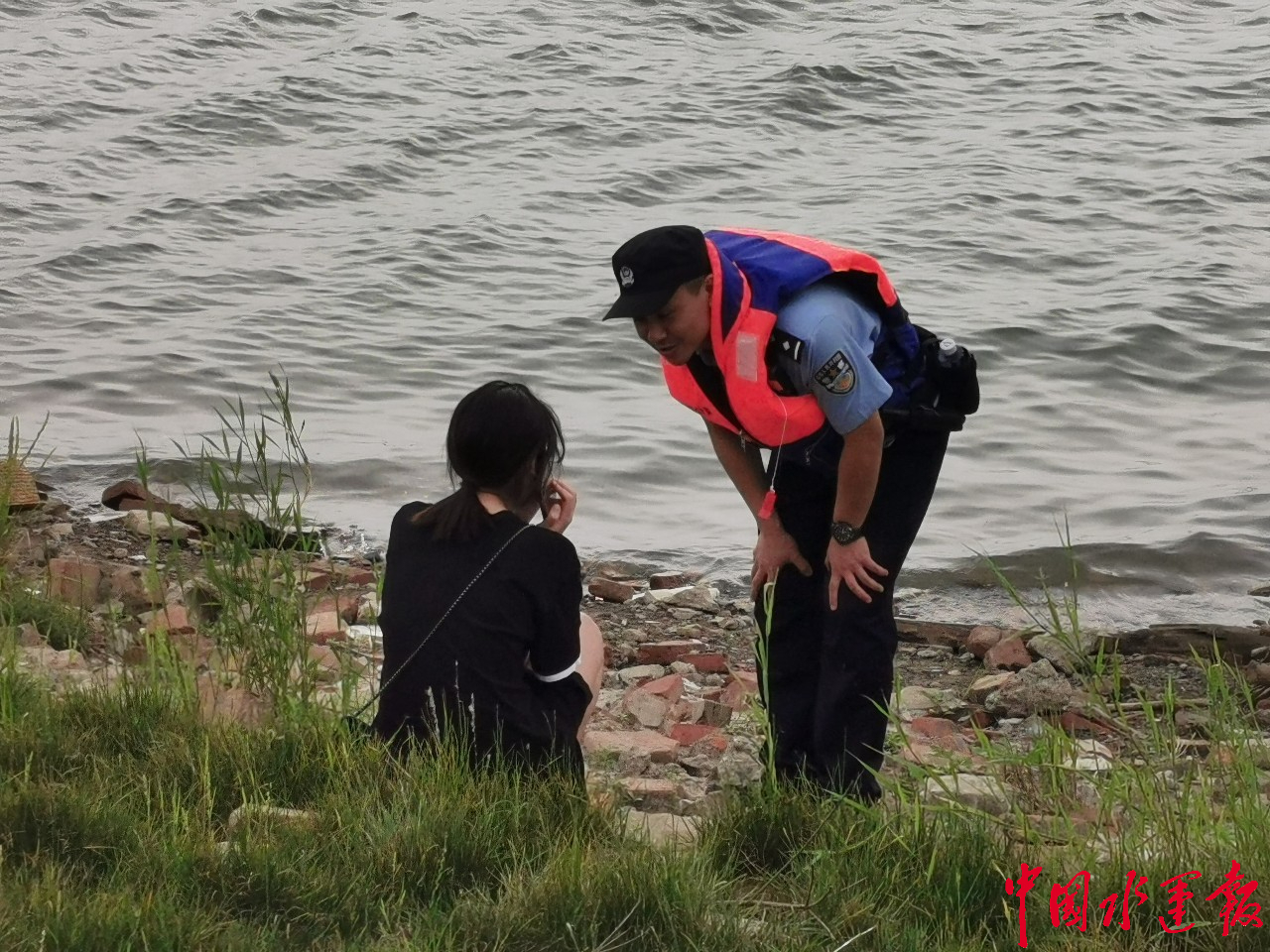 女子與男友吵架欲跳江輕生,長航公安民警及時勸解