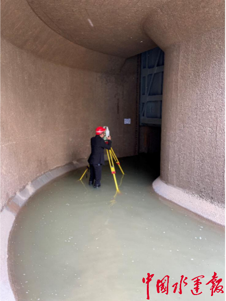 助航设备设施运行状况及闸室和引航道水下碍航物情况进行综合性检测